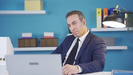 Frustrated-businessman-feeling-stressed-looking-at-computer-screen-worrying-about-problem.